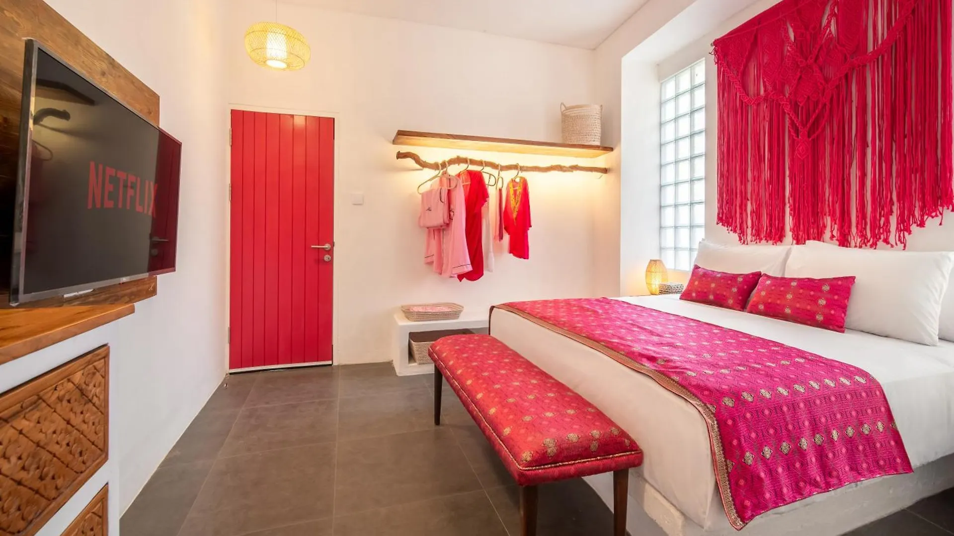 Pinkprivate Balangan - For Cool Adults Only Bed and Breakfast Jimbaran Indonesië